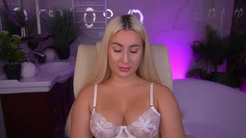 Snapshot of paolamola chatting on May 30, 1:41 pm Lia online show from May 30, 1:41 pm