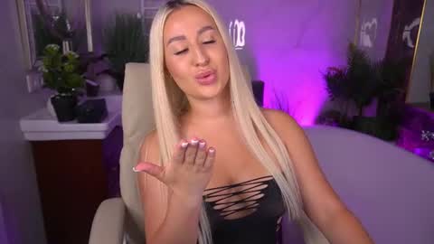 Snapshot of paolamola chatting on June 10, 12:59 pm Lia online show from June 10, 12:59 pm