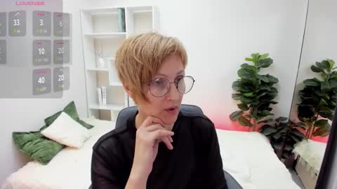 Snapshot of paris_cherry chatting on March 21, 6:00 pm Paris online show from March 21, 6:00 pm