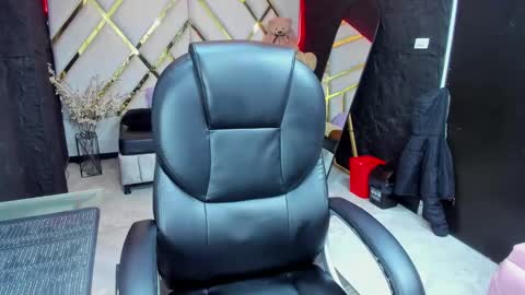 Snapshot of paris_petit chatting on March 25, 8:37 pm paris petit online show from March 25, 8:37 pm