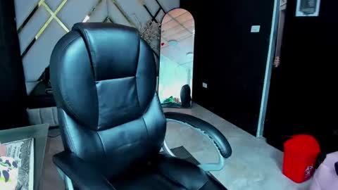 Snapshot of paris_petit chatting on April 14, 8:04 pm paris petit online show from April 14, 8:04 pm