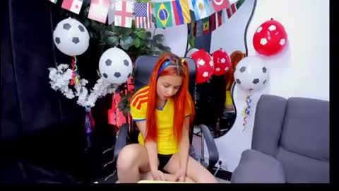 Snapshot of paris_petit chatting on June 18, 12:33 am paris petit online show from June 18, 12:33 am
