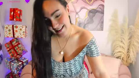 Snapshot of parisangel_ chatting on December 16, 12:26 am Paris online show from December 16, 12:26 am