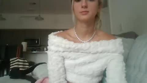 parisbaby2000 online show from September 17, 1:57 pm