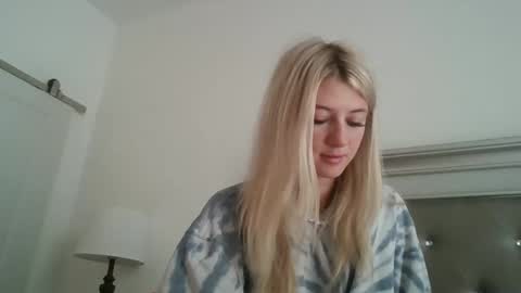 parisbaby2000 online show from October 21, 1:23 pm