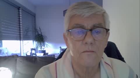 Snapshot of patrick5275 chatting on May 20, 5:35 am patrick5275 online show from May 20, 5:35 am