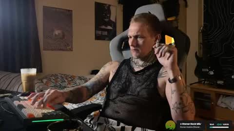 Snapshot of paul_razor chatting on June 2, 10:01 pm Paul online show from June 2, 10:01 pm