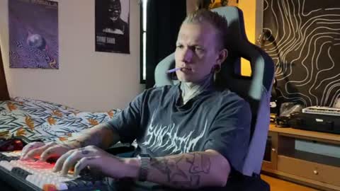 Snapshot of paul_razor chatting on June 9, 1:06 am Paul online show from June 9, 1:06 am