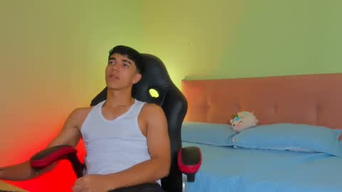Snapshot of paul_sexycock chatting on February 6, 3:41 pm paul_sexycock online show from February 6, 3:41 pm