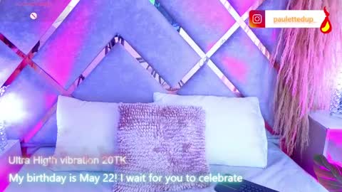 Snapshot of paulette_dupont_ chatting on May 13, 3:37 am paulette_dupont_ online show from May 13, 3:37 am