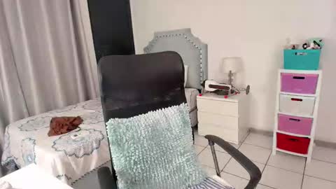 Paulina online show from March 12, 1:23 am