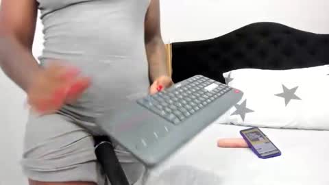 Snapshot of pauline_fox chatting on May 24, 11:32 pm Pauline online show from May 24, 11:32 pm