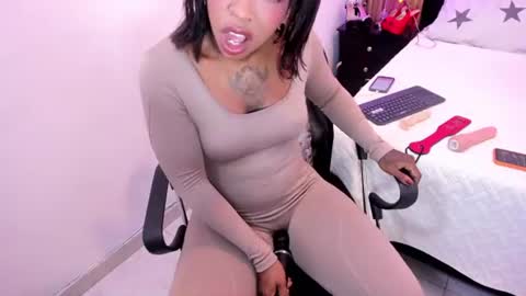Snapshot of pauline_fox chatting on June 13, 1:47 am Pauline online show from June 13, 1:47 am