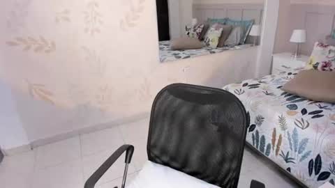 Snapshot of pauline_fox chatting on June 16, 2:03 am Pauline online show from June 16, 2:03 am