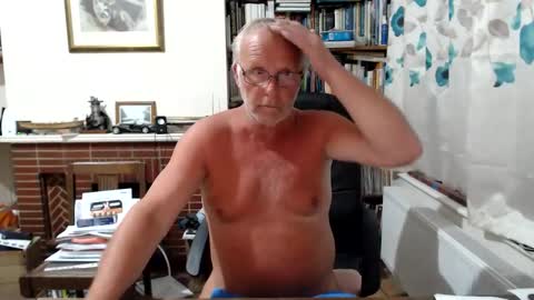 Snapshot of paull56r_ chatting on June 2, 1:07 am Hi Im Paul online show from June 2, 1:07 am