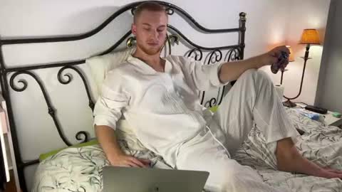 Snapshot of pavelrey chatting on June 16, 7:05 pm Pavel online show from June 16, 7:05 pm