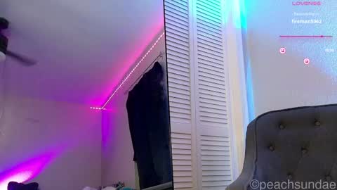 Snapshot of peachsundae chatting on July 6, 2:52 am portiapiers online show from July 6, 2:52 am