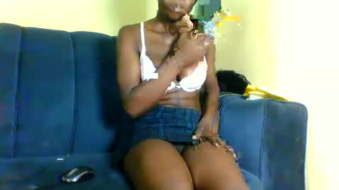 Snapshot of peachy_mummie chatting on December 3, 7:12 pm peachie online show from December 3, 7:12 pm