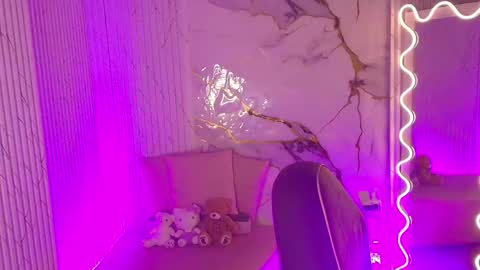 peachy_tay online show from April 21, 11:38 am
