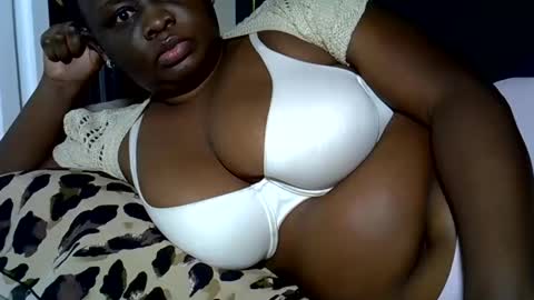 Snapshot of pearl_33 chatting on June 1, 11:28 pm Keci online show from June 1, 11:28 pm