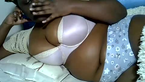 Snapshot of pearl_33 chatting on July 25, 5:43 pm Keci online show from July 25, 5:43 pm