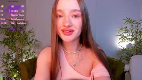 Snapshot of pearl_bloom chatting on May 12, 11:13 pm Sex Leah online show from May 12, 11:13 pm