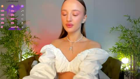 Snapshot of pearl_bloom chatting on June 4, 1:00 am Sex Leah online show from June 4, 1:00 am