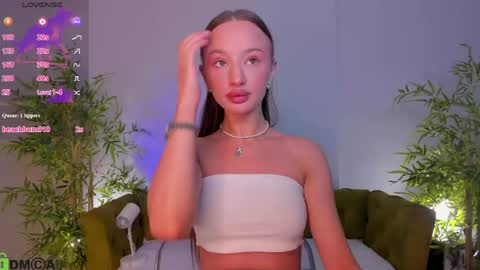 Snapshot of pearl_bloom chatting on June 5, 12:17 am Sex Leah online show from June 5, 12:17 am