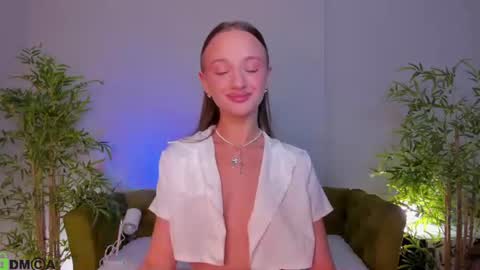 Snapshot of pearl_bloom chatting on June 12, 12:42 am Sex Leah online show from June 12, 12:42 am