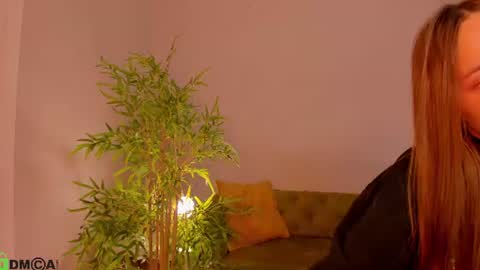 Snapshot of pearl_bloom chatting on June 22, 1:07 am Sex Leah online show from June 22, 1:07 am