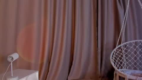 Snapshot of pearl_bloom chatting on July 31, 12:32 am Sex Leah online show from July 31, 12:32 am