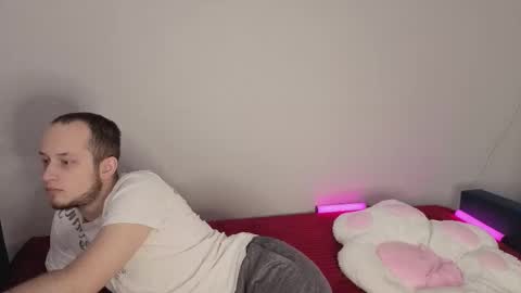 Snapshot of pearl_couple chatting on February 19, 9:05 am Rina and Max online show from February 19, 9:05 am