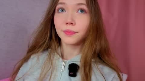 pearly_peach_ online show from April 22, 5:03 pm