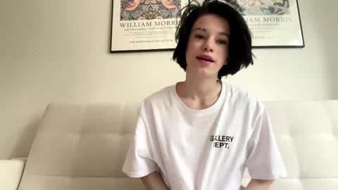 Snapshot of pearlypuffx chatting on June 2, 1:35 pm Anna online show from June 2, 1:35 pm