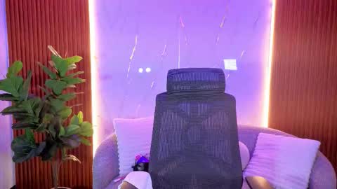 Snapshot of penelopevg chatting on December 5, 7:54 pm Penelope online show from December 5, 7:54 pm