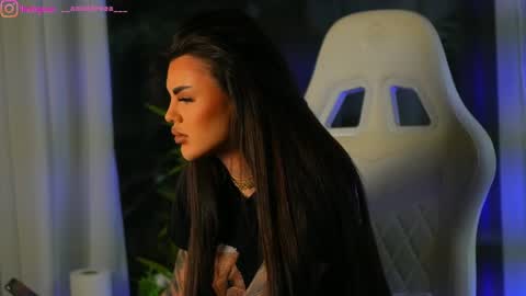 Dee online show from December 9, 8:33 am