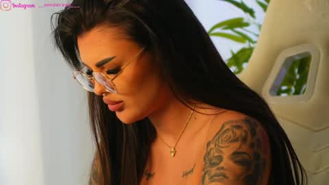 Dee online show from March 8, 1:25 pm