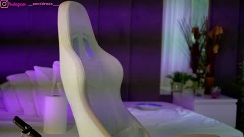 Dee online show from September 17, 2:08 pm