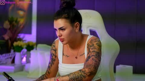 Dee online show from November 25, 6:52 pm