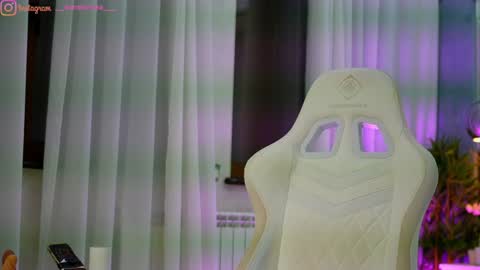 Dee online show from March 9, 8:02 pm