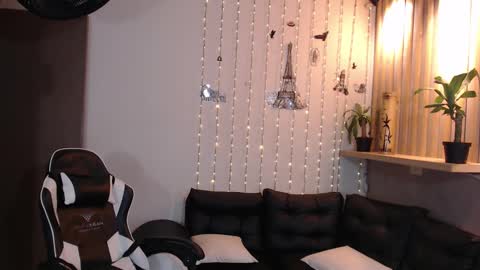 Perla online show from February 17, 6:15 pm