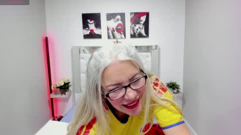 Perla online show from July 3, 1:06 pm