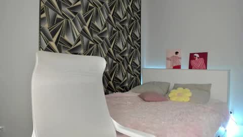 Mia online show from December 4, 8:23 am