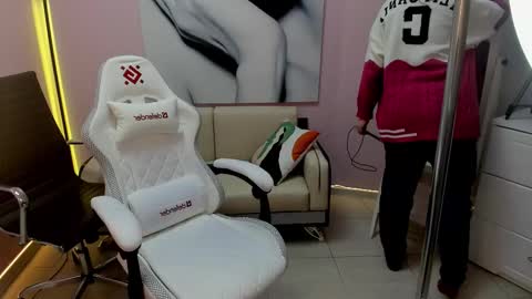 Snapshot of persinaky chatting on December 22, 3:53 pm horror flying on the wings of the night.... online show from December 22, 3:53 pm