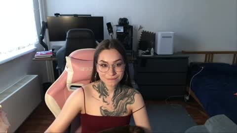 petal_dust_ online show from March 30, 2:18 pm