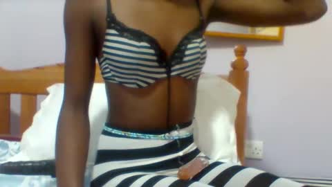 Snapshot of petite_ariana chatting on May 7, 8:03 pm ariana online show from May 7, 8:03 pm