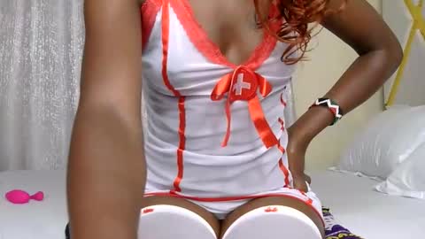 Snapshot of petite_freakette chatting on May 31, 8:32 pm Moon online show from May 31, 8:32 pm