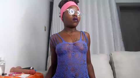 Snapshot of petite_freakette chatting on July 26, 9:21 pm Moon online show from July 26, 9:21 pm