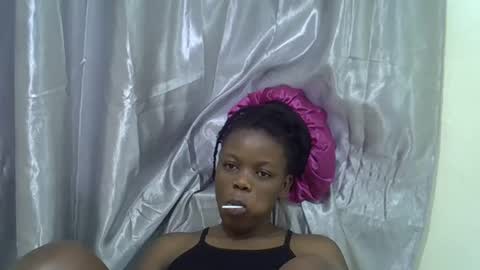 Snapshot of petite_melan chatting on November 5, 3:39 am petite_melan online show from November 5, 3:39 am