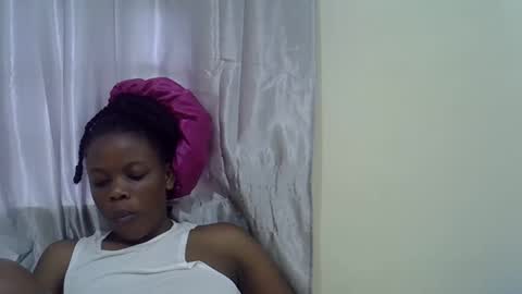Snapshot of petite_melan chatting on November 10, 5:06 am petite_melan online show from November 10, 5:06 am